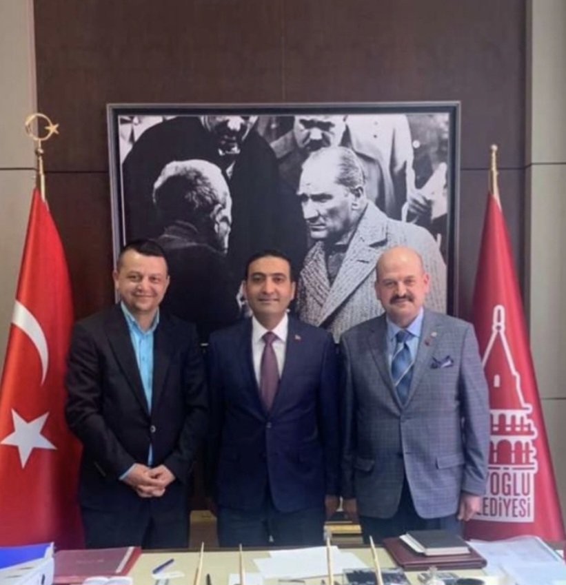 **Beyoğlu Belediyesi'nde Şok Atama!** Beyoğlu Belediye Başkanı İnan Güney, AK Partili Recep Yamak'ı Belediye Başkan Yardımcısı, Saadet Partili Doğan Gülep'in oğlu Bilal Gülep'i de Başkan Danışmanı olarak atadı.