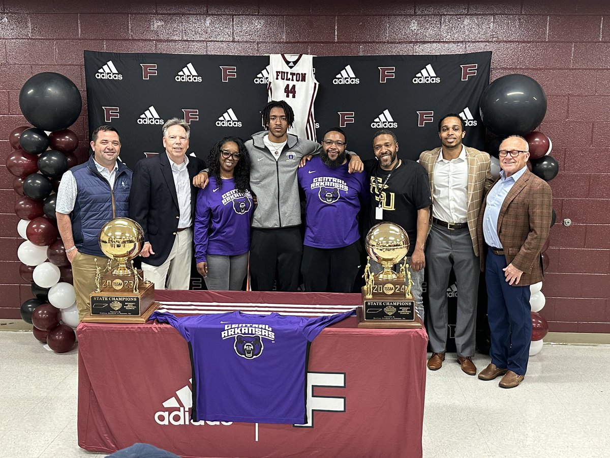 FultonBBall's tweet photo. Congrats to @Tyler0Lee on his next adventure! Go be great!
#FlyWithUs
#FultonForever https://t.co/dNHJy56MLf