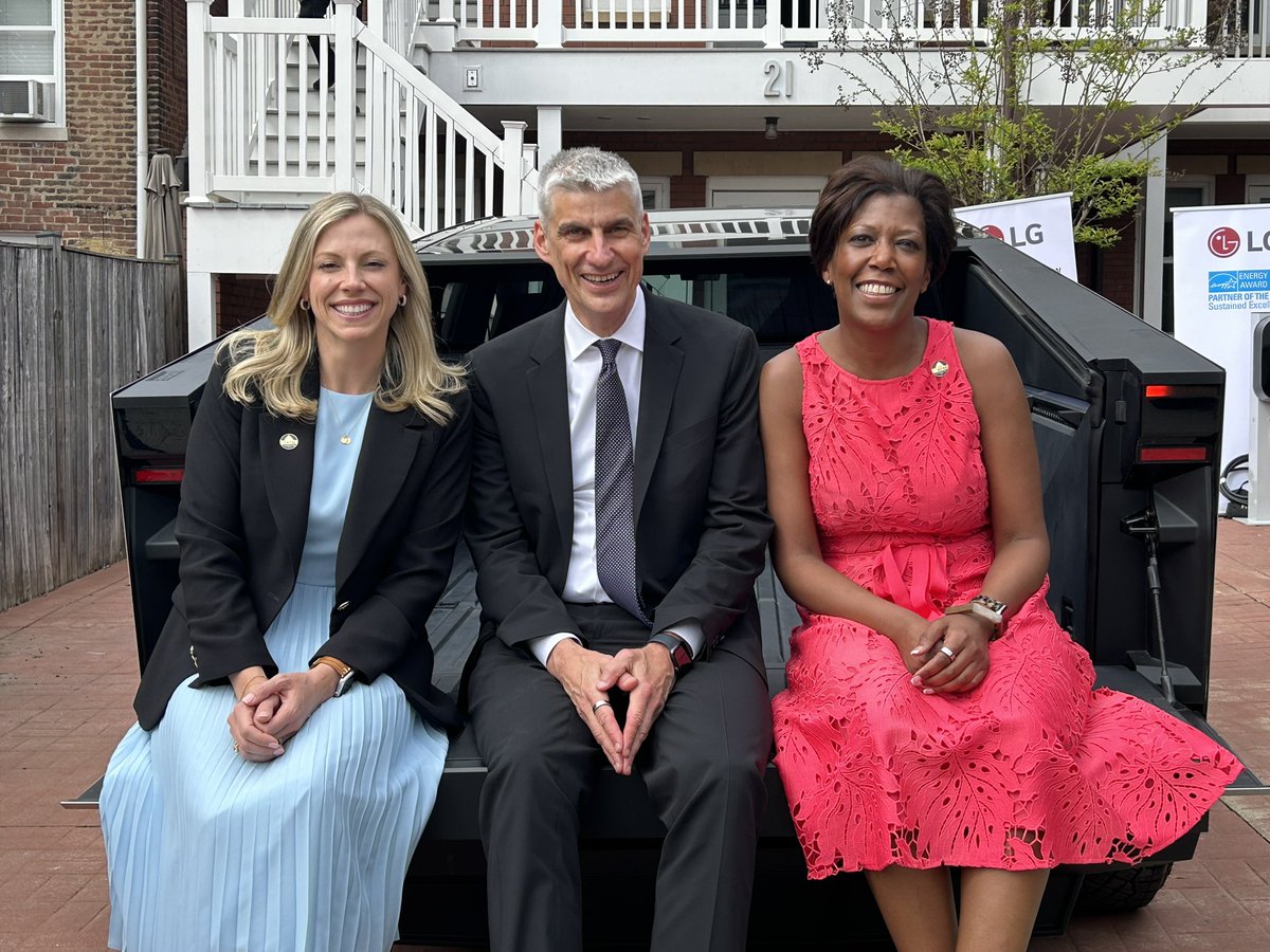 kmfabrizio's tweet image. .@GM’s GMC Hummer EV pickup truck is  a BIG hit at CES on the Hill. #CTATechWeek