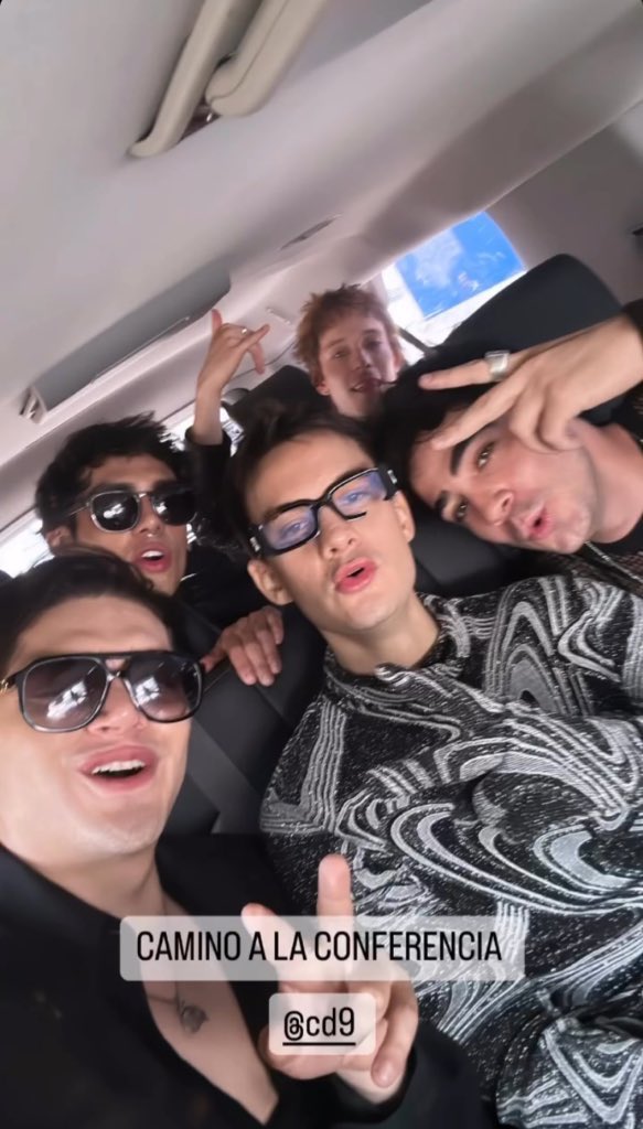 naravitss's tweet photo. esperé tanto por aunque fuera una señal de vida, pero CD9 me está dando más de lo que pedí y estoy llorando muchos. https://t.co/UqDK47jff4