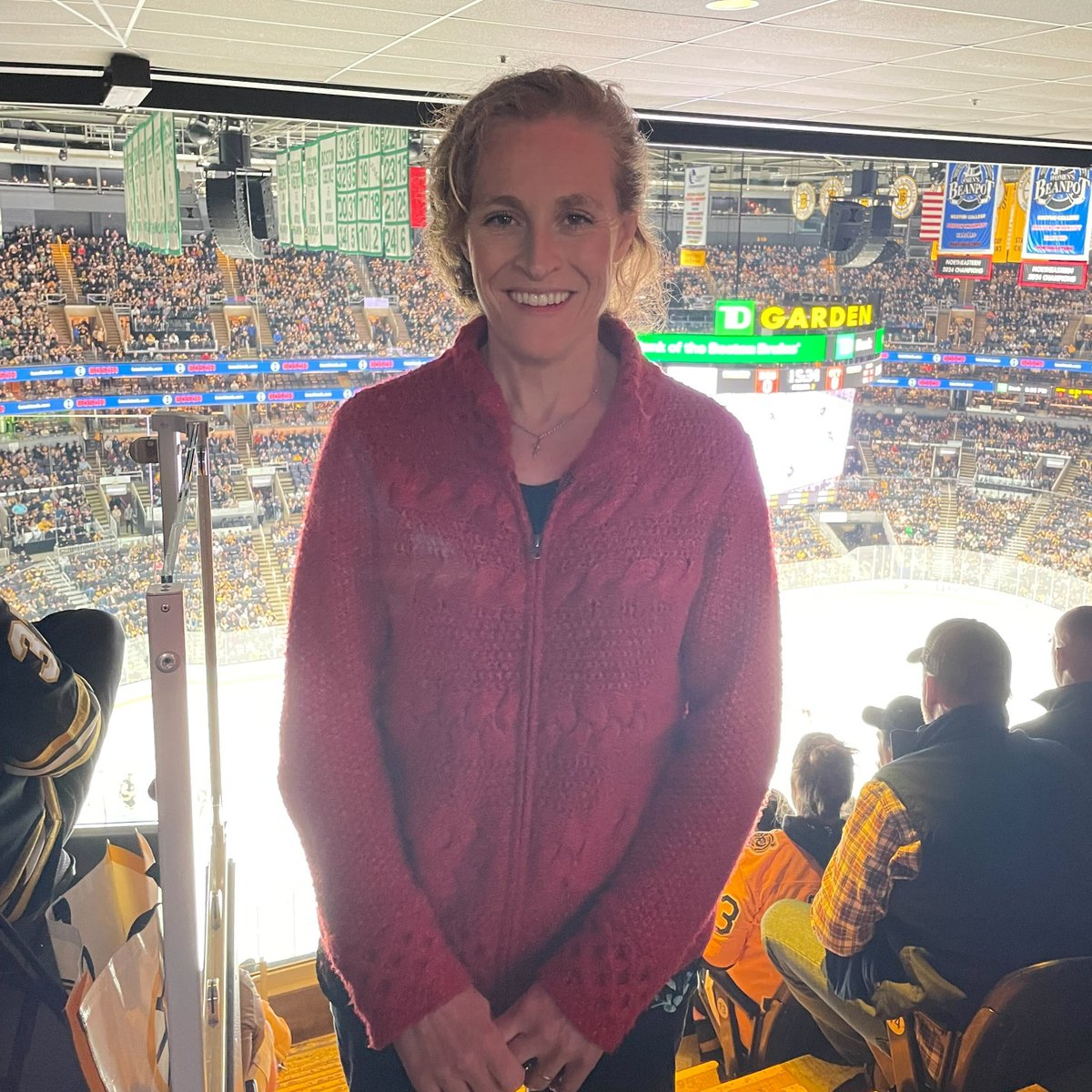 At Tuesday’s game, #NHLBruins & @mastatelottery honored Deanna McDevitt as Community All-Star. She is a fourth-generation firefighter for the Boston Fire Dept. and the 1st female District Chief in the dept. Nominate your own Community All-Star at bostonbruins.com/communityallst…