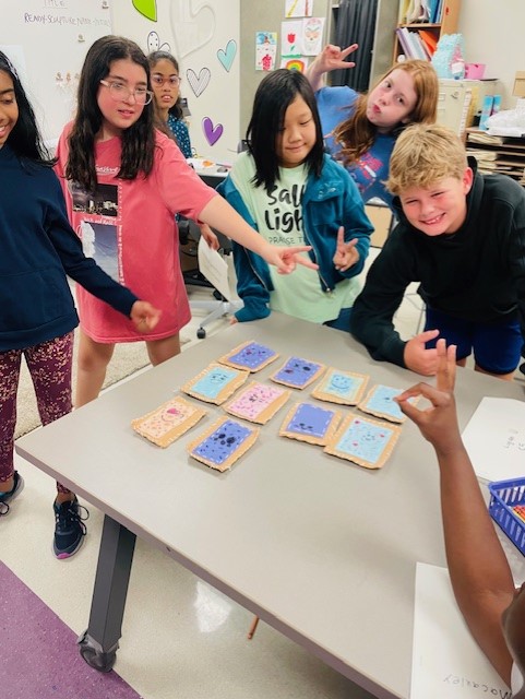 Mooneyham Artists learned to use two types of stitches to sew Kawaii style pop tarts. They loved the project and the results are so CUTE! @MooneyhamElem @friscofinearts
