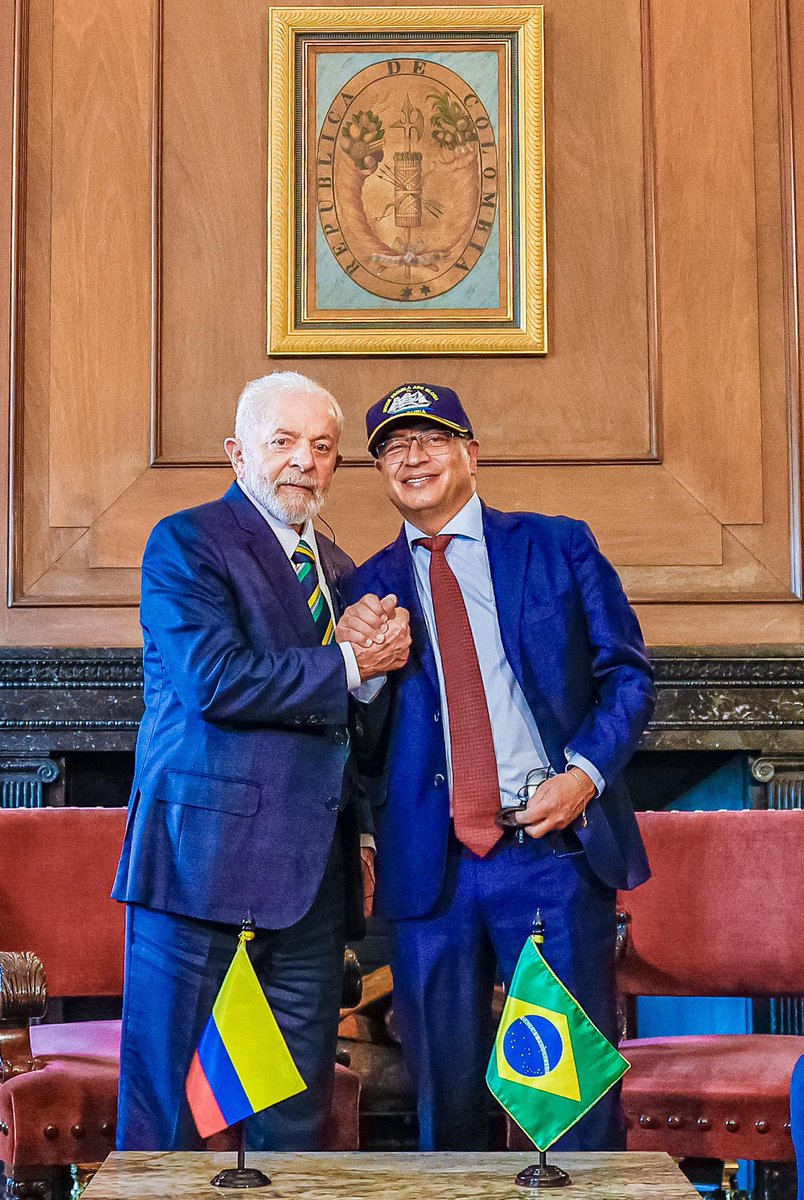 Muito bem recebido pelo presidente colombiano @petrogustavo na Casa de Nariño, Palácio Presidencial da Colômbia, para reunião bilateral entre nossos países. 🇧🇷🇨🇴 📸 @ricardostuckert