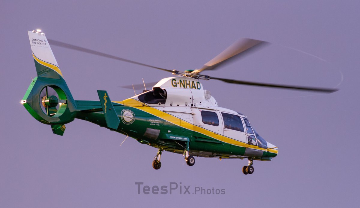 A @GNairambulance Pilot skillfully departs from deep within a valley near Guisborough after attending a job on Wednesday evening (17/4).  

#AirAmbulance #GNAA #GNHAD 

📷 Photos by: TeesPix.Photos