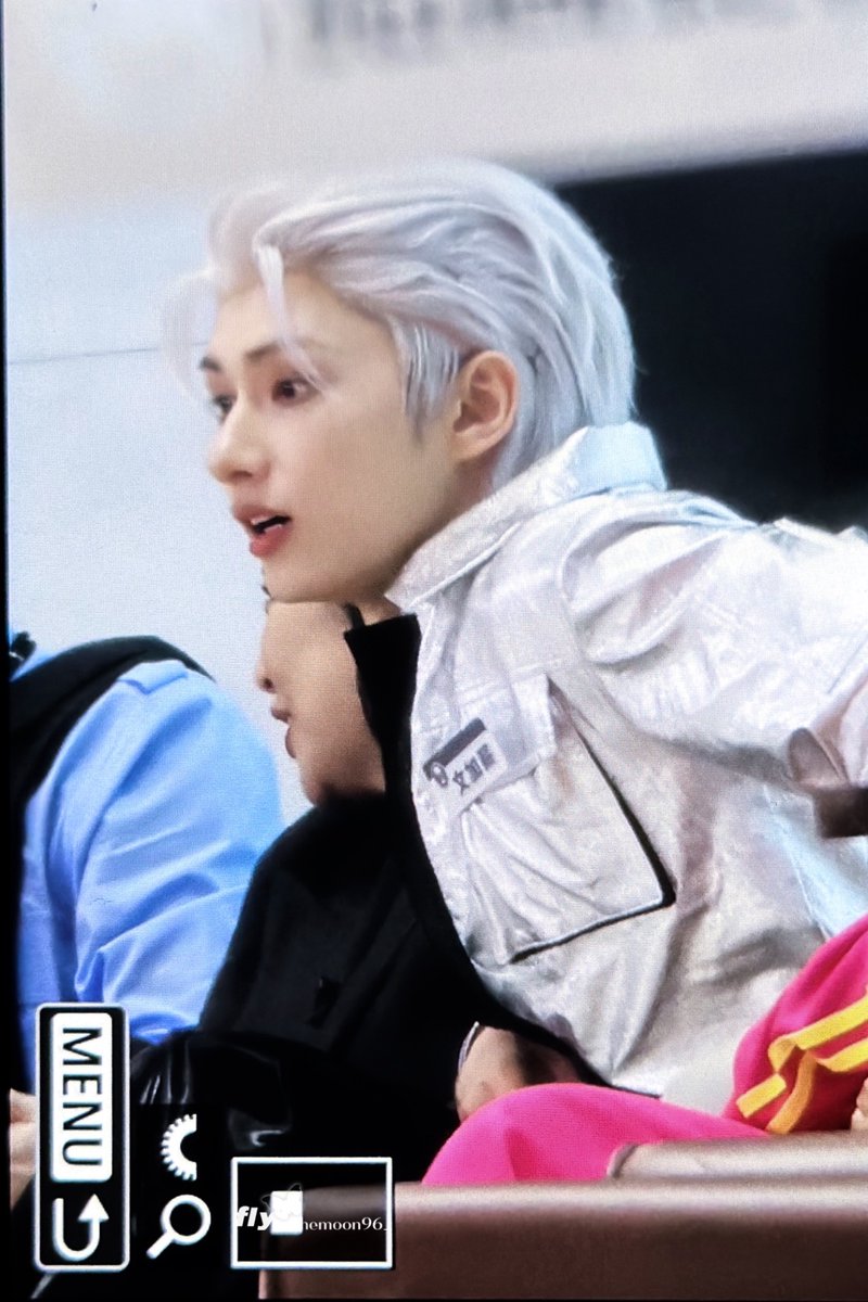 240418
一枚好奇宝宝🥹

#세븐틴⁠ ⁠⁠#SEVENTEEN⁠ ⁠⁠
#ジュン #준 #JUN 
#文俊辉
