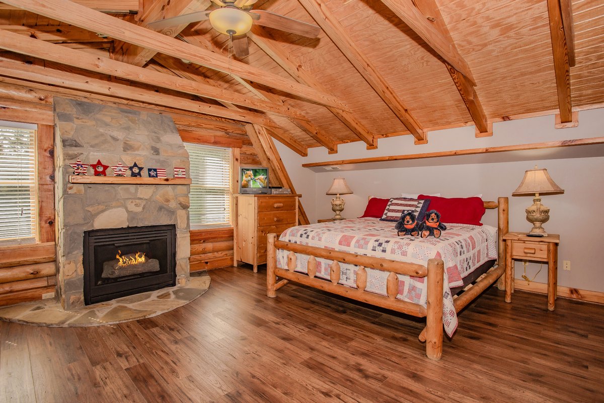 'Smoky Bear Lodge w/ Guest House' is perfect for a large group! If a secluded, pet-friendly 5BR cabin with mountain views, awesome amenities, and tons of space is what you are looking for, look no further!!  👇
bearcampcabins.com/cabins/smoky-b…

#petfriendly #mountainviews #smokymountains