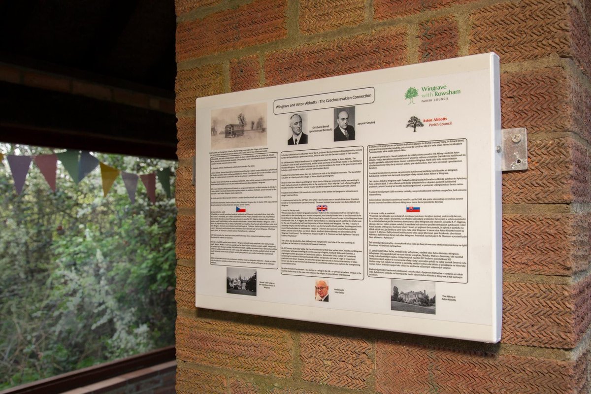 🪧In July 2021 the #MAFCSV worked with the Parish Council of Aston Abbotts🇬🇧 village to create an information panel on their village green. The panel was unveiled by representatives from the 🇨🇿Czech and 🇸🇰Slovak Embassy & our Chair Gerry Manolas. More&📸: facebook.com/share/p/aZ4FyE…