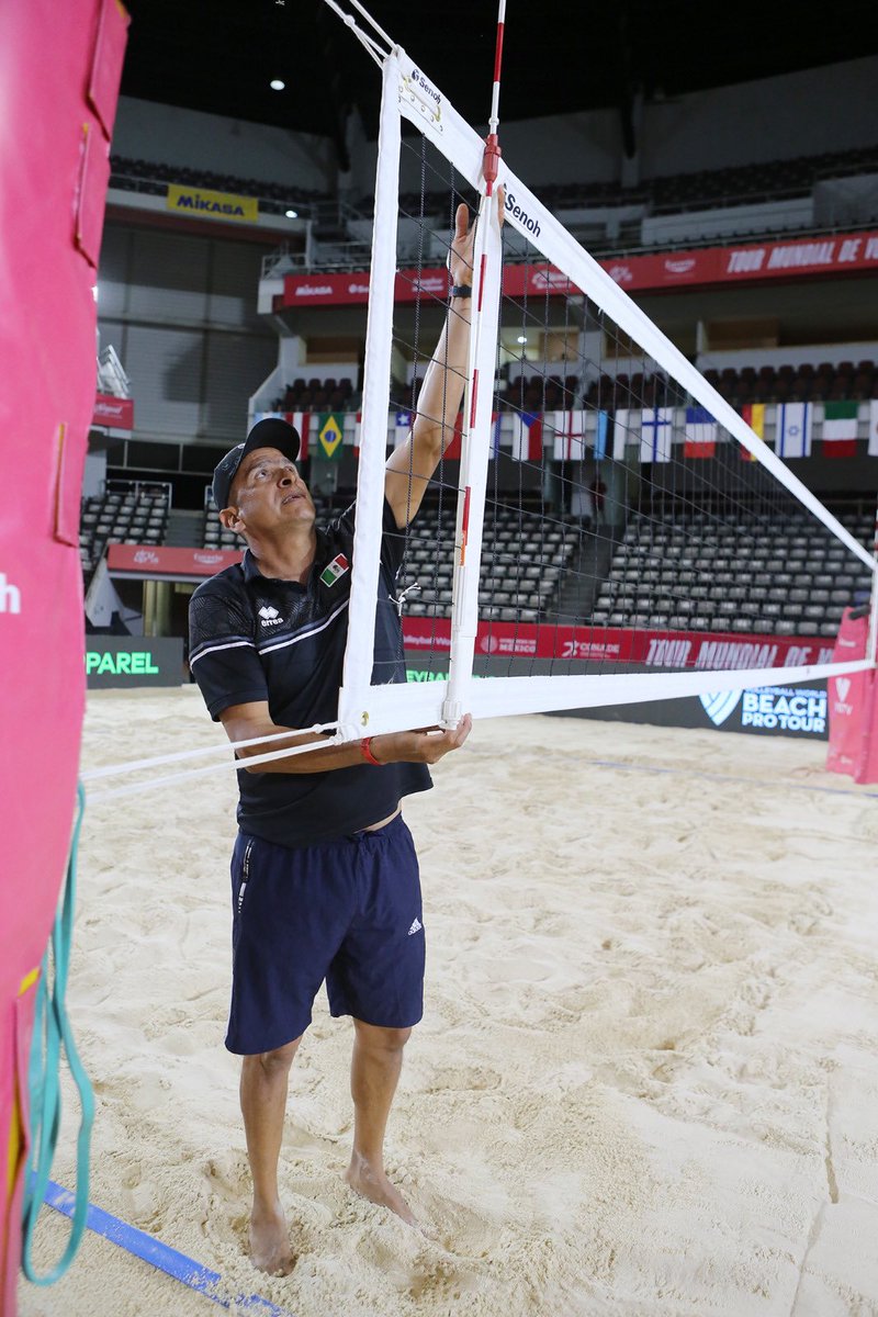 Nuestro trabajo es que las canchas tengan condiciones perfectas juego a juego: Tomás Hernández El ex voleibolista de playa comparte las funciones y experiencias de un court mánager en los eventos internacionales organizados por la FIVB 🏐. 👉 goo.su/PIgq