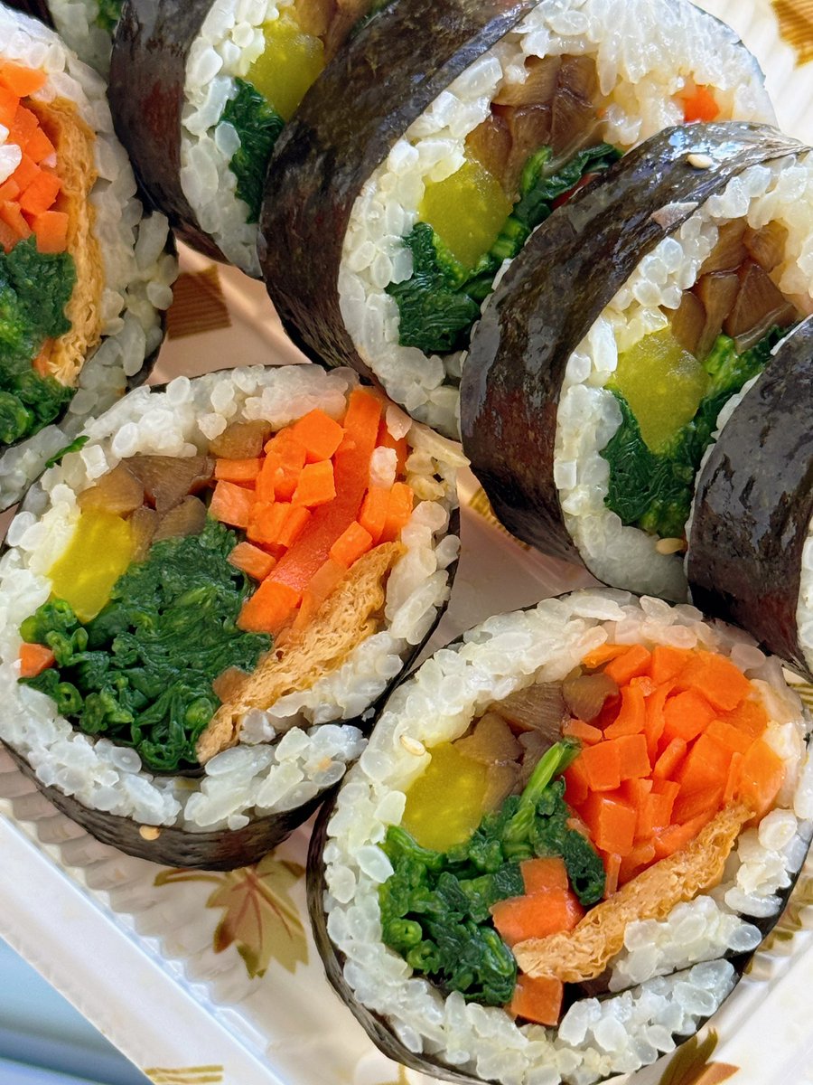 Today’s lunch: quick store-bought vegan Gimbap 😌 There was no vegan option and I asked for one 🙌
#veganfood #koreanfood #비건김밥