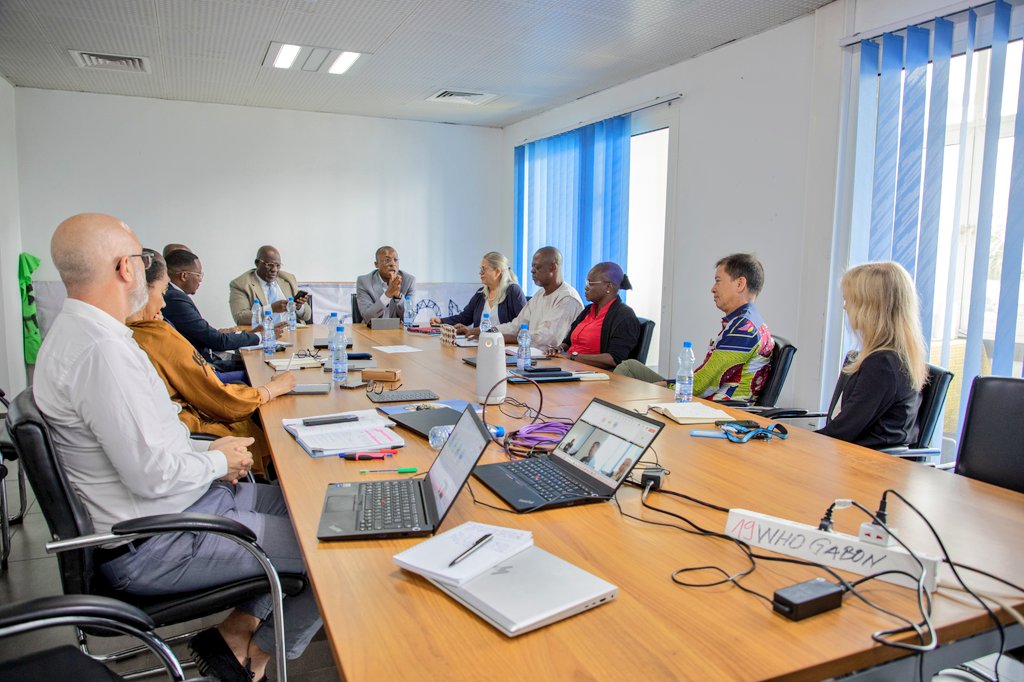 SavinaAmmassari's tweet photo. Great session today at the UN Common House in Libreville with the #IMF Resident Representative in #Gabon. @GomezAgou briefed our @UN Country Team on the economy &amp; financial situation of the country. We discussed opportunities, constraints and joint support 🇬🇦
@IMFNews @OnuGabon https://t.co/Aq7QxuIh1p