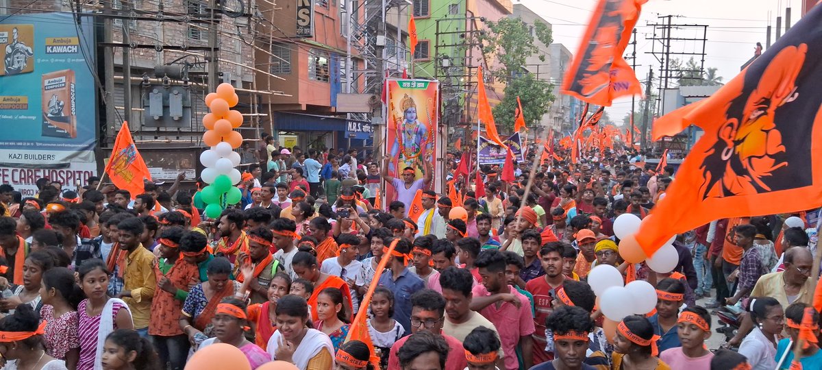 ArunPaulBJP's tweet photo. রামনবমী উপলক্ষ্যে উলুবেড়িয়ার রাজপথে বর্ণাঢ্য শোভাযাত্রা। উপস্থিত ছিলেন পশ্চিমবঙ্গ বিধানসভার বিরোধী দলনেতা @SuvenduWB সহ @anupam_mallik @Pratyush_BJP এবং হাজার হাজার সনাতনী ভাই-বোন-মায়েরা । https://t.co/JvQI2MntJm