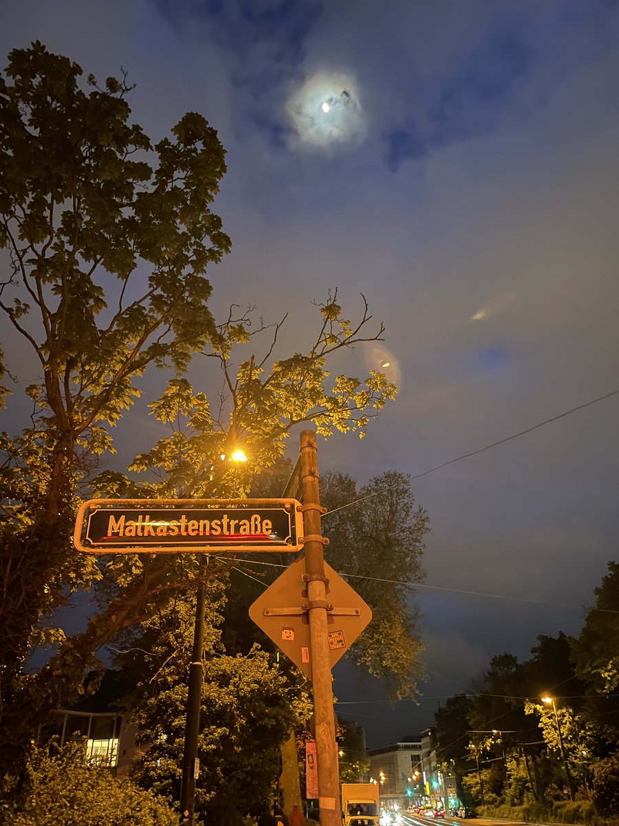 westostPoet's tweet photo. Es war ein Abend nüchterner #Begeisterung! Wir sind im Geiste an einen Ort der #Zuversicht und #Mahnung gereist. Inspiriert wurde ich zu einem Gedicht mit dem Titel „Weimars Weisheit“, das ich morgen teilen möchte. Herzlichen Dank an @HesseHelge und das @goethemuseum 🌹 https://t.co/rM0q9k1DXW