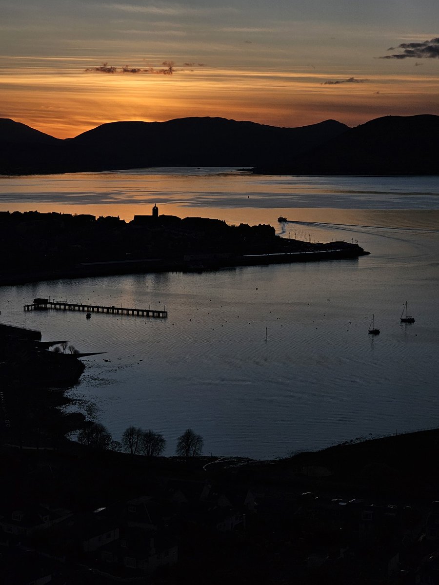 Sunset tonight at the Lyle Hill #Greenock

Looking across #Gourock & the Firth of Clyde to #Dunoon & the hills of #Argyll

#Scotland #WestIsBest