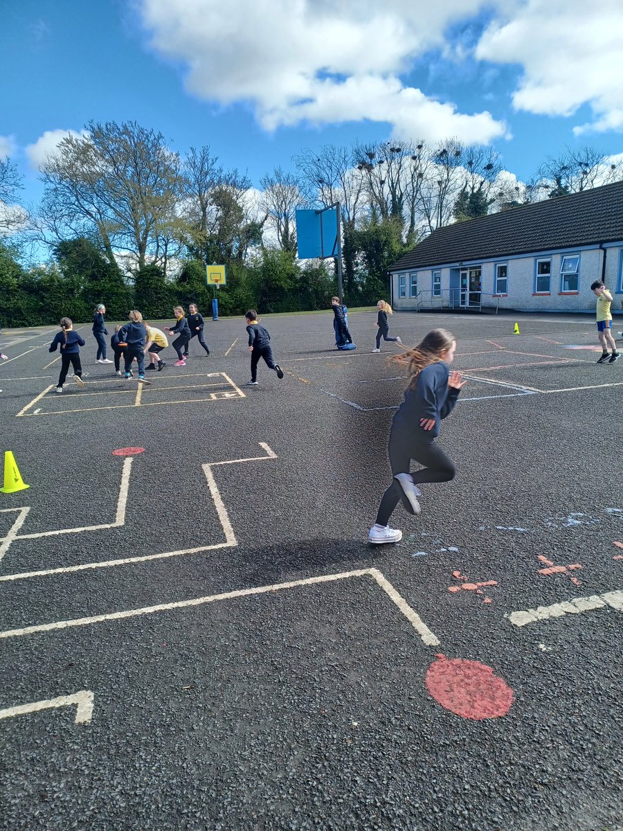 MsONeills4thStc's tweet photo. Lots of fun while learning how to play rounders for P.E. 🏏 @ConlethSt https://t.co/385ad5nGiW