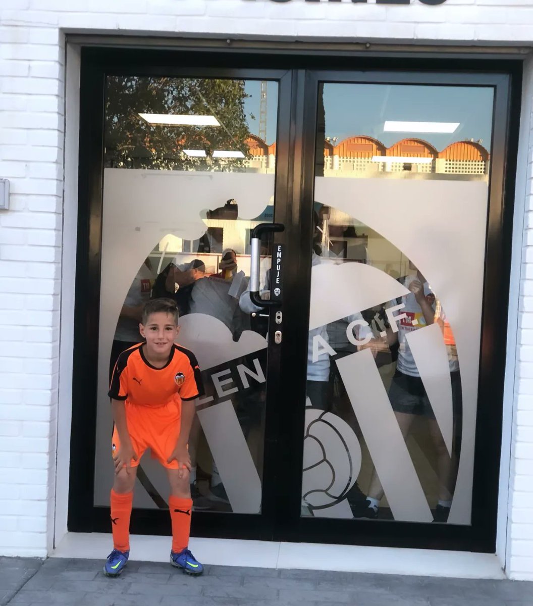 union_ibcf's tweet photo. ⚽♥️🖤  Pues así lo ha disfrutado nuestro jugador en  @Academia_VCF

Bruno (Benja C) 🔝👏🏻👏🏻

@Academia_VCF GRACIAS!!!
#sentiment #valentia #germanor
#ADNVCF🦇
#escolesvcf

#SomosUnión 
#GoDimoniets😈
@11teamsports
@vocamini_app
#sorsiemorsi

@esportbase
@ValenciaBasecom https://t.co/XVvtwotjFz