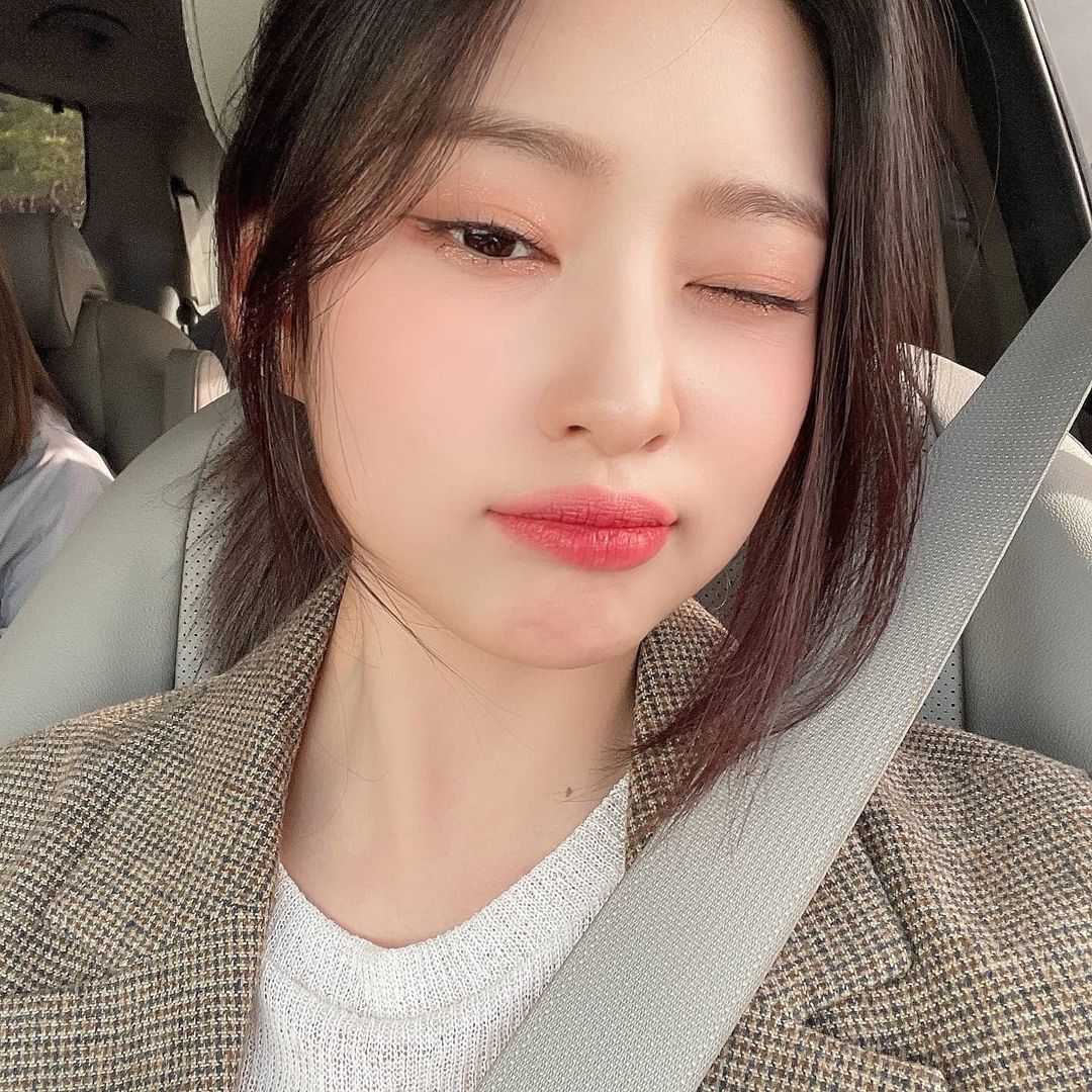 210417 - IZ*ONE IG 🔗instagram.com/p/CNw5JN8l-jN/ 역시 토요일은 음중이죠😘❣️ やっぱり土曜日はMusicCoreですね😘❣ #민주 #ミンジュ #김민주 #KimMinju #キムミンジュ #IZONE #아이즈원 #アイズワン