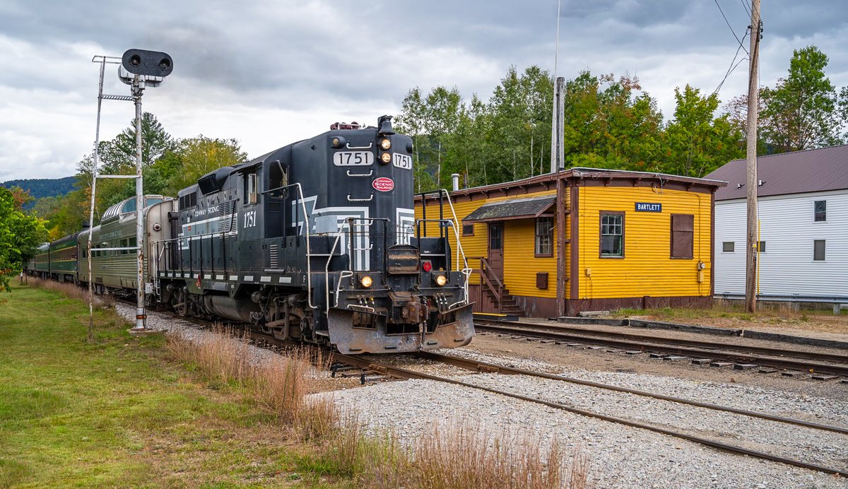 The Conway Scenic Railroad is running their Bartlett train excursion weekends though Memorial Day weekend. Book a spring ride for your next visit to the White Mountains! conwayscenic.com 📷: Brian Solomon