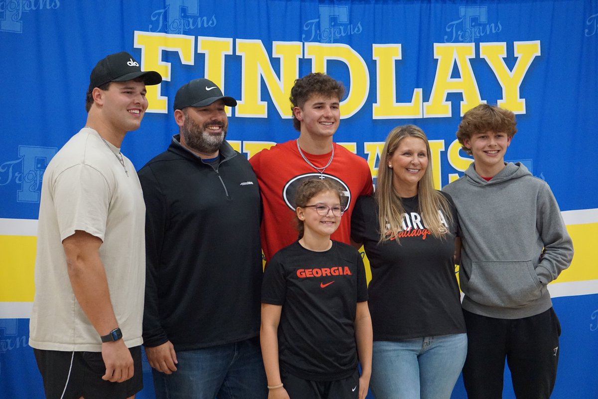 Findlay (Ohio) Top247 quarterback Ryan Montgomery is a Georgia Bulldog. Thankful that I got to be in attendance today at Ryan’s commitment ceremony. Ryan and his whole family are amazing people. Georgia got a good one. More to come on @Dawgs247…