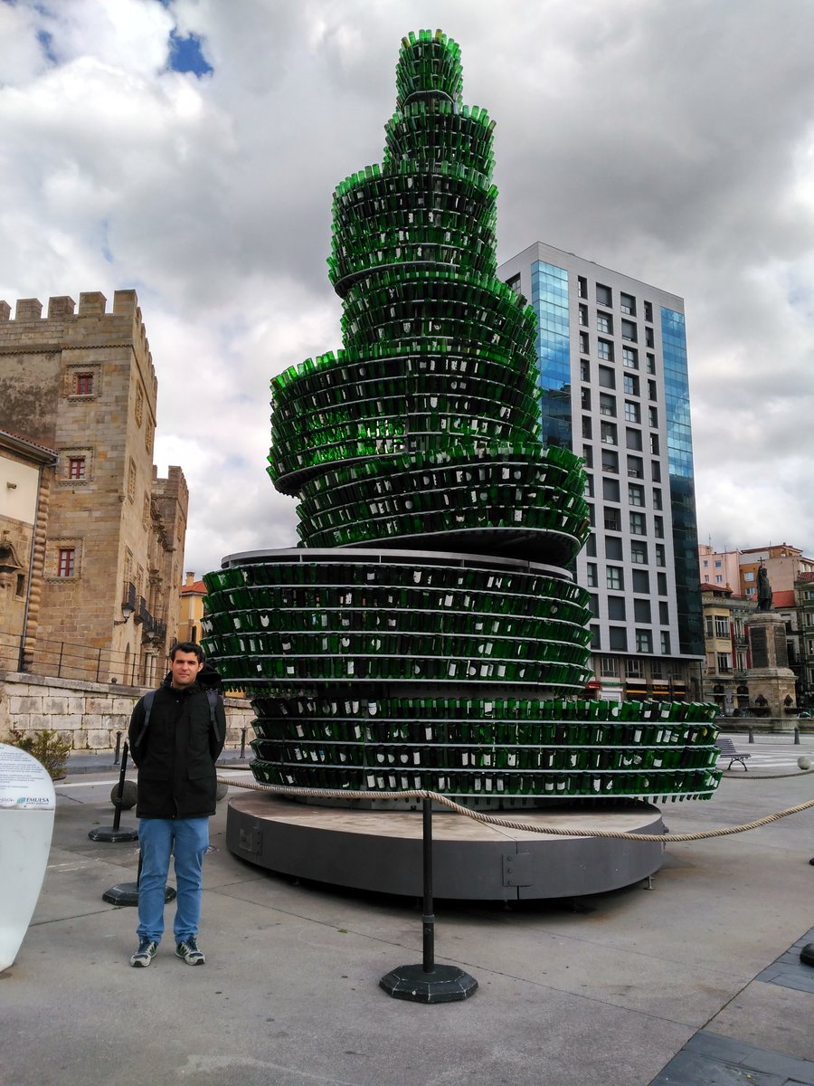 tripodedeviaje's tweet photo. Frente al puerto Deportivo de Gijón podrás encontrar el famoso árbol de las botellas de vidrio de Gijón, está formado por 3200 botellas de vidrio verde de botellas de sidra y se creó con el objetivo de fomentar el reciclaje.

#arboldebotellasdevidrio #arboldebotellas #arbol https://t.co/AQy5kI5HSs