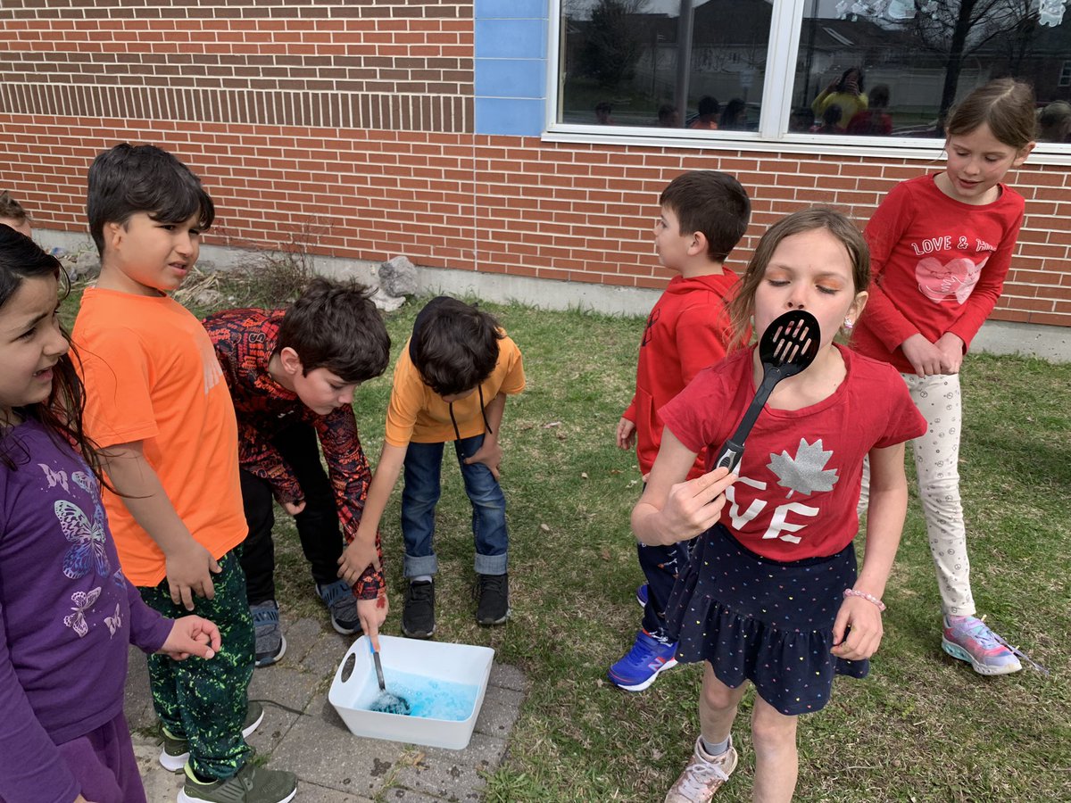 mrsmullen9's tweet photo. Who knew so much #ocsbJoy could be found in blowing bubbles?! 🥰🫧 Safe to say we had a great time outside this afternoon. @StStephenOCSB #ocsbOutdoors #ocsbECO #STEgreen https://t.co/u4mT0BM1II