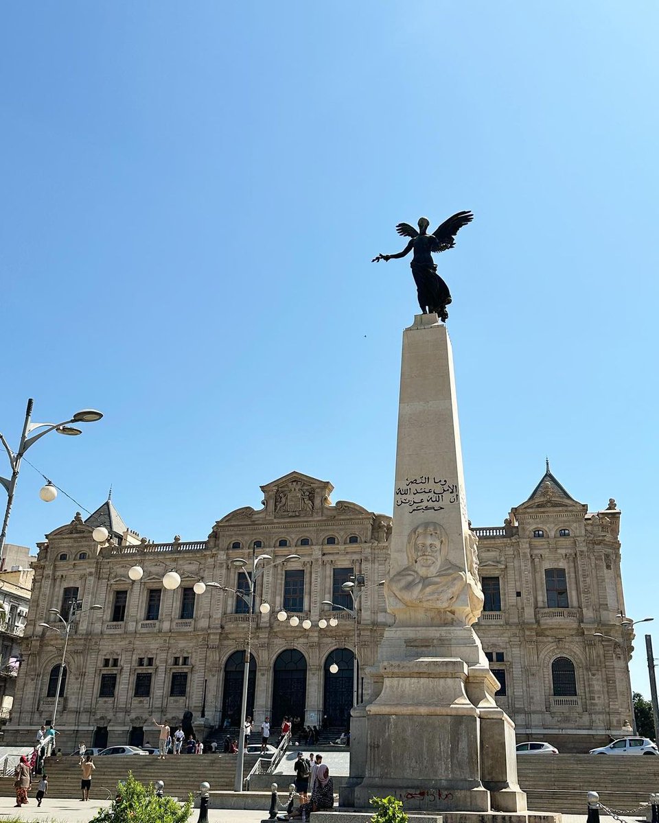 #Oran : Place du 1er-Novembre-1954 (place d'armes) 🇩🇿 La mairie d'Oran... La victoire ailée, statue qui surmonte l'obélisque à l’effigie de l'#Emir_Abdelkader, œuvre du sculpteur Aimé-Jules Dalou en 1896. #وهران #Algérie #الجزائر