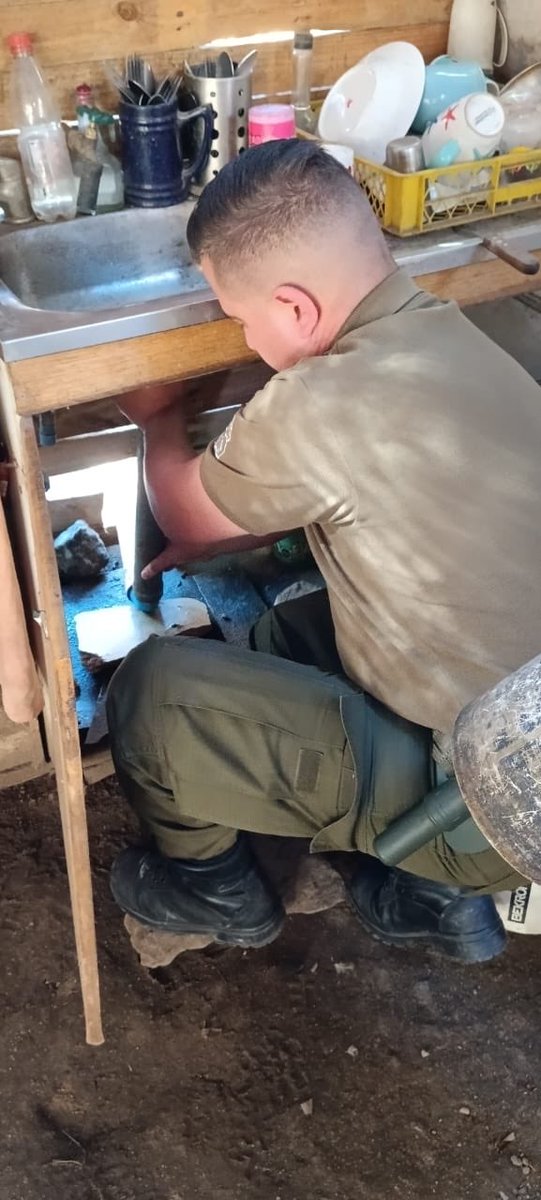 CarabIIIRegion's tweet photo. Hasta el sector del Chivato, al interior de la comuna de #AltodelCarmen se trasladó 👮🏻♂️ del Retén #Conay, para asistir a pareja de adultos mayores, quienes producto de las lluvias quedaron aislados. Se les entregó alimentos de primera necesidad y ayudó a reparar daños en la 🏠. https://t.co/YAbRNz6sUT