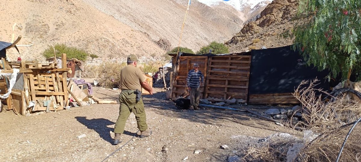CarabIIIRegion's tweet photo. Hasta el sector del Chivato, al interior de la comuna de #AltodelCarmen se trasladó 👮🏻♂️ del Retén #Conay, para asistir a pareja de adultos mayores, quienes producto de las lluvias quedaron aislados. Se les entregó alimentos de primera necesidad y ayudó a reparar daños en la 🏠. https://t.co/YAbRNz6sUT
