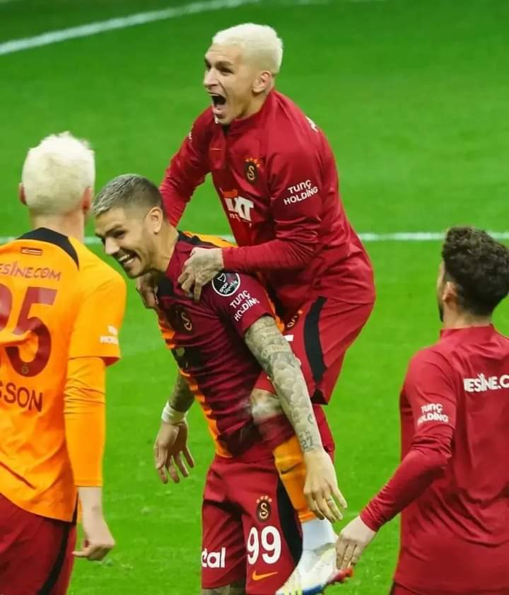 🔥Bu camiayı iliklerine kadar hissediyorlar.
Inter, PSG, Arsenal, Napoli..
Arjantin, Uruguay, Belçika formalarını giydiler.

Gelen aşık olur, giden yarım kalır. 💛🦁❤️

Cümleten İyi geceler..