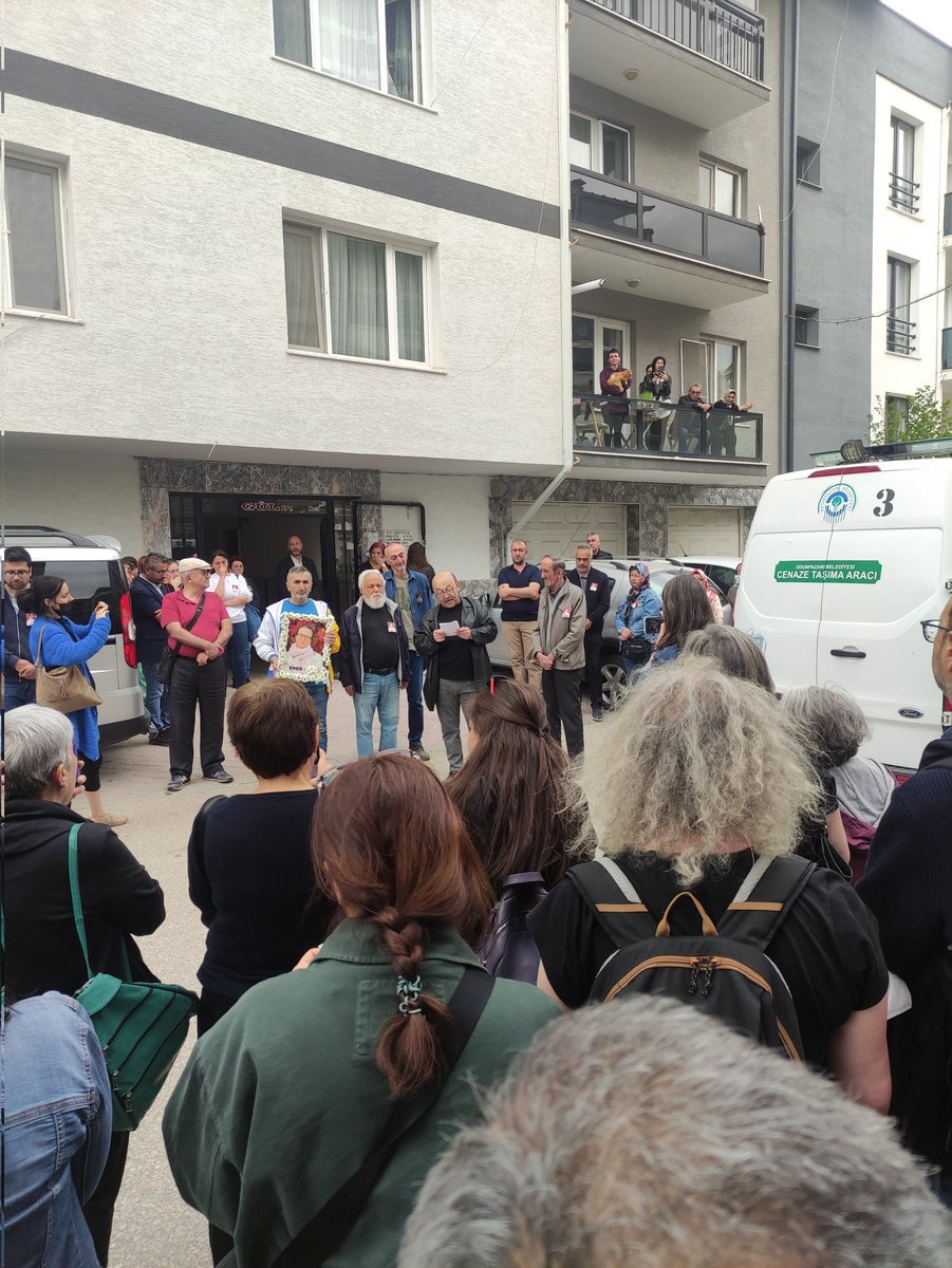 KHK'lar sadece hukuksuz birer idari işlem metinleri değildir.
Hayatın, emeklerin gaspedilmesidir.
Adalete erişmeyi olanaksız kılan bir yoldur.
Hastalıktır,derttir,yaşamdan kopuştur.
Anadolu Üniversitesi'den barış imzacısı Zeynep Erk Emeksiz Hoca'yı bugün ebediyete uğurladık.🙏💐