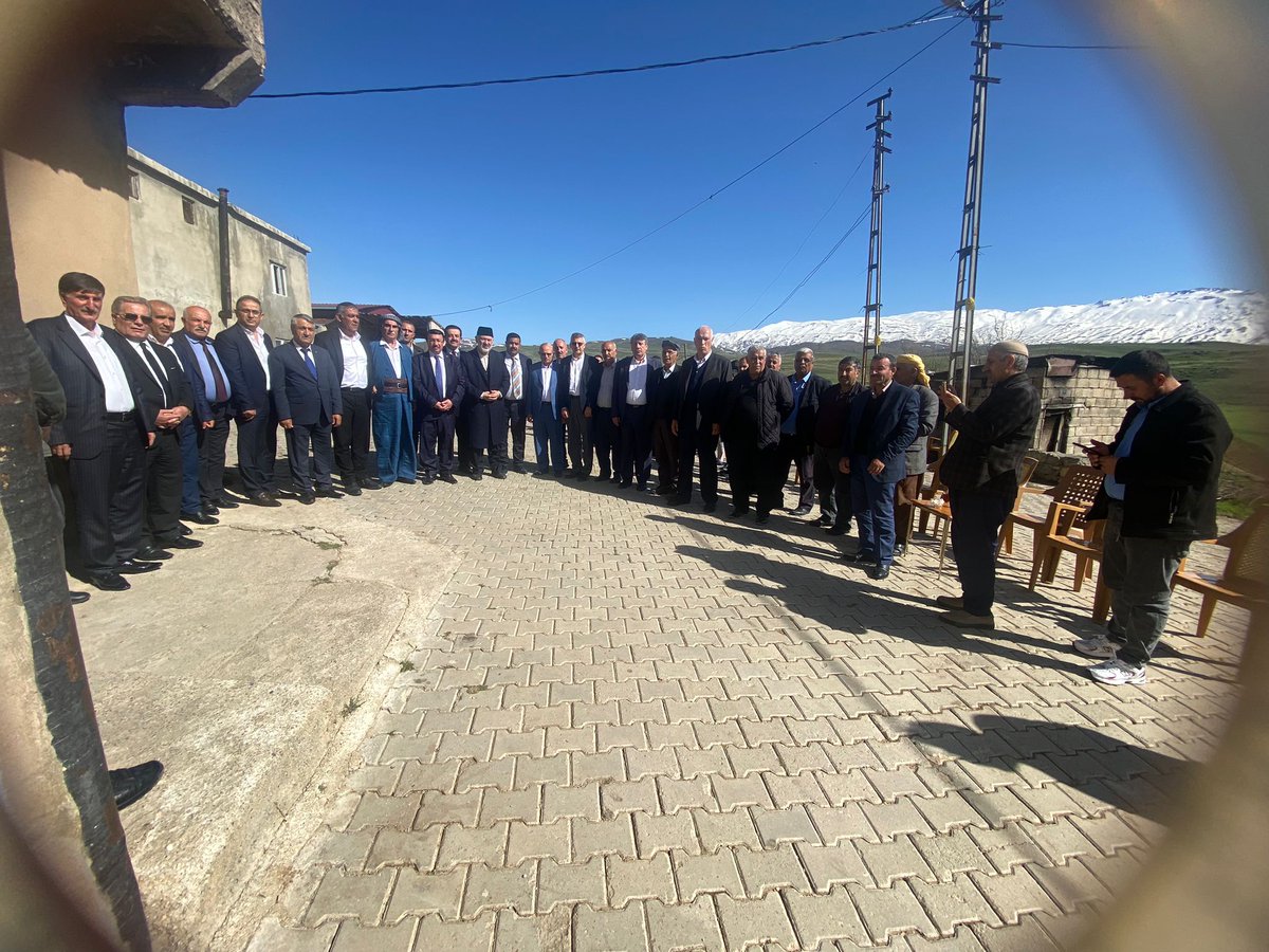 KadimAsiretler's tweet photo. Genel Başkanımız, Üst Kurul Üyelerimiz ve Bölge temsilcilerimiz Siirt Pervari ilçesine bağlı Gürzova köyünde Adiya Aşiret Lideri Durmaz Bilen'in vefat eden oğlu Dündar Bilen'in taziyesinde bulundular. Merhuma Allah'tan rahmet kederli ailesine başsağlığı dileriz.
@RasimASLAN65 https://t.co/i5EmIUdeJo