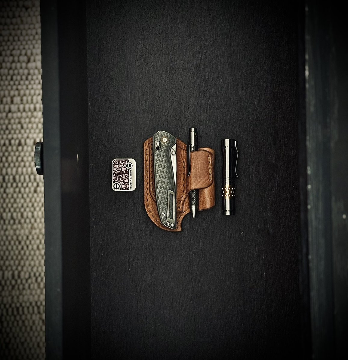 jim_edc's tweet photo. Wednesday pockets 🙌

#monkeyedge #tactileknifeco #nottinghamtactical #nottinghamtacticalpen #dawsonmachinecraft #paradropleather #edcpen #edcflashlight #edctitanium #edcfolder #edcorganizer #edcleather #edcleathergear #edccarry https://t.co/OMtiofmmlQ