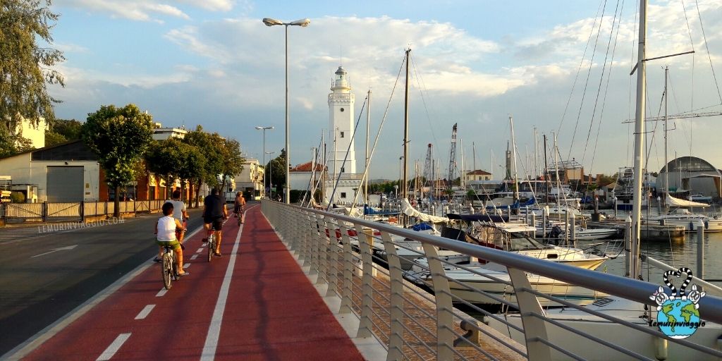 📍 Il faro e la ciclabile lungo il porto di Rimini - Emilia Romagna ⬇️ lemurinviaggio.com/itinerario-a-r… #Rimini #vacanze #viaggi #viaggiareinItalia #turismo