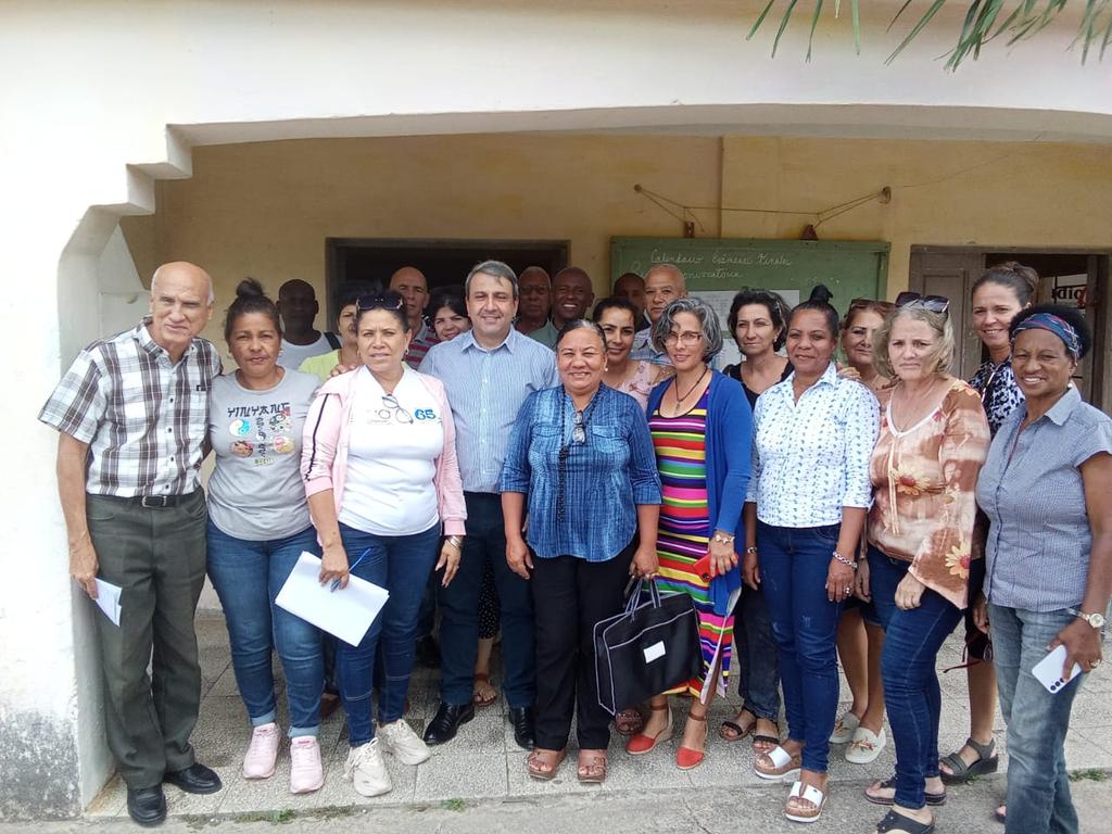 Acompañando al Ministro de Educación Superior en visita gubernamental por el municipio de Esmeralda. En este Municipio se trabaja.