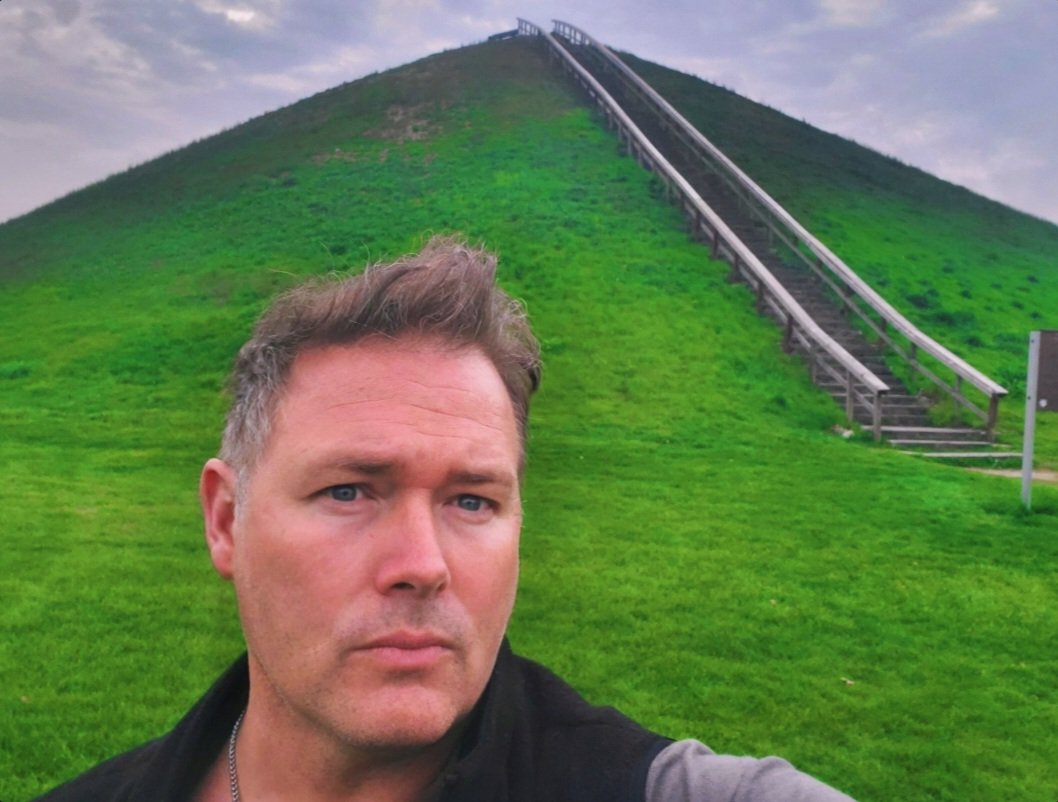 Miamisburg mound thought to of been built between 800 B.C. to A.D. 100 by the prehistoric ingenious group known as the Adena culture. Excavations discovered bones to a human said 2 n half meters tall. Some believe #aliens could be involved n reports of #paranormalactivity .
#ufo