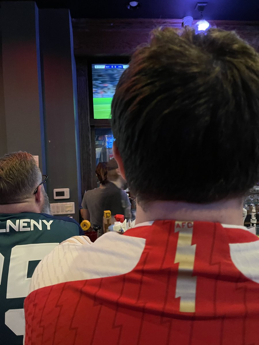 MagicMikeGooner's tweet photo. @ArseBrosRyan is a bit taller than I'd imagined him being https://t.co/RvrYUvCveU