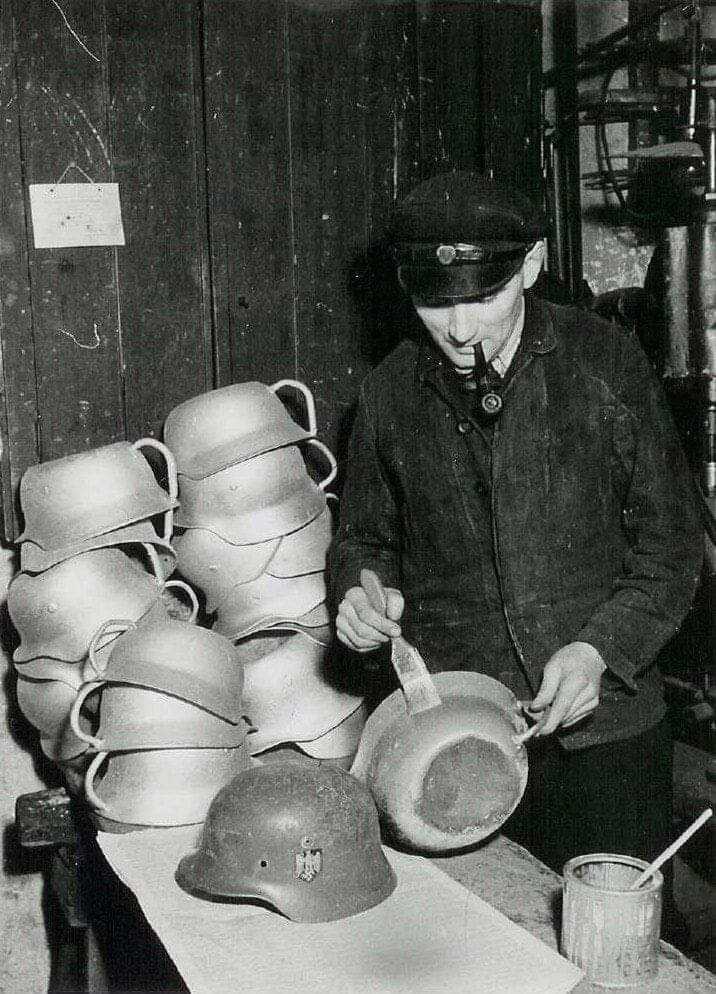 En Allemagne, au lendemain du conflit, un industriel a l'idée de faire des casques désormais inutiles des casseroles, des brocs, des pots de chambre ou encore des passoires pour aider une population qui manque de tout.

#ww2history #casque #germanhelmet #wwii #objetsdétournes