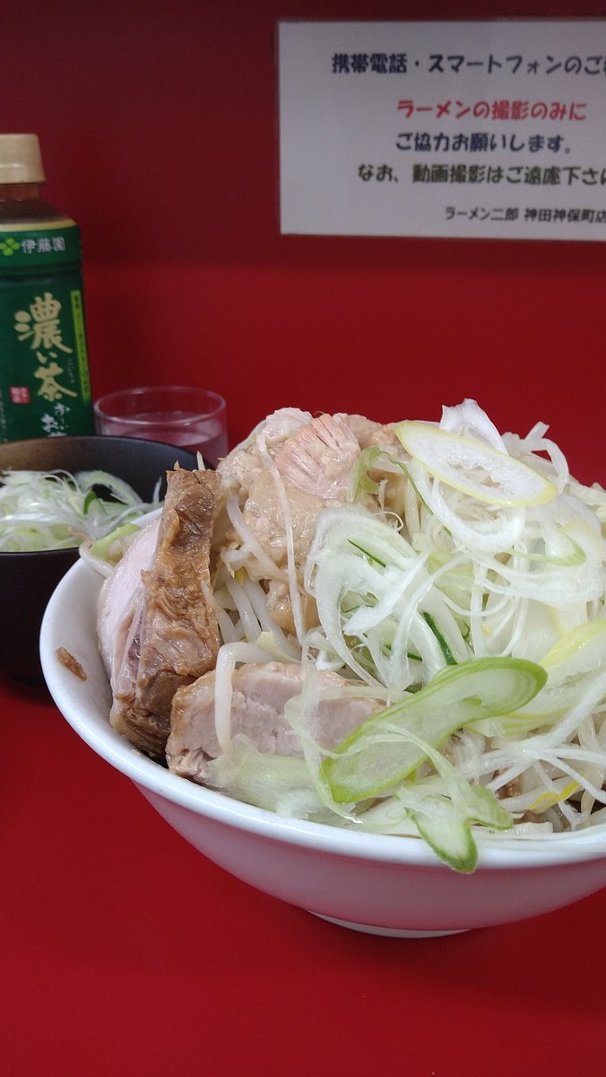 ラーメン二郎神保町4/17小豚、その他。
今日の麺は大好きな柔らか目。
スルスルと入っていきます。
豚さんにはネギを乗せて食べると、これも美味し〜い。
今日もリアル少な目、美味しくいただきました。
ごちそう様でした。