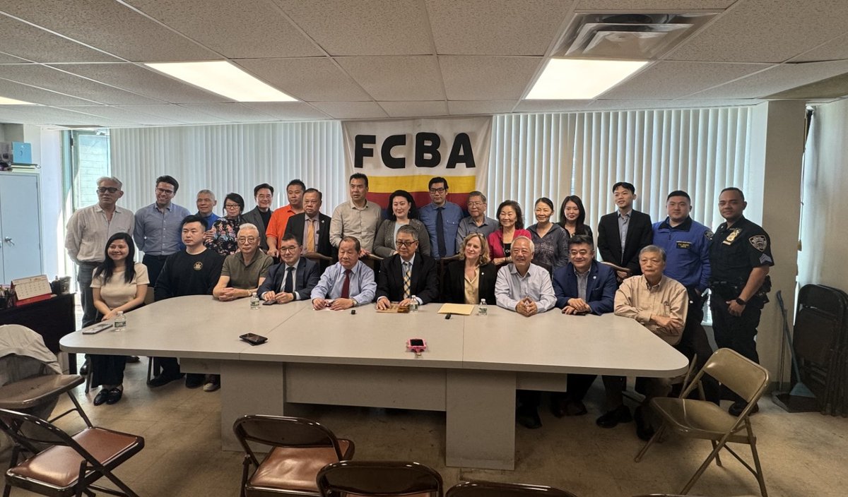 .@mayorsCAU Deputy Commissioner Peter Koo joined the Flushing Chinese Business Association and @QueensDAKatz at a press conference to announce plans for celebrating Mother’s Day and Father’s Day. Thank you to FCBA for all that you do for the Flushing Chinese community!