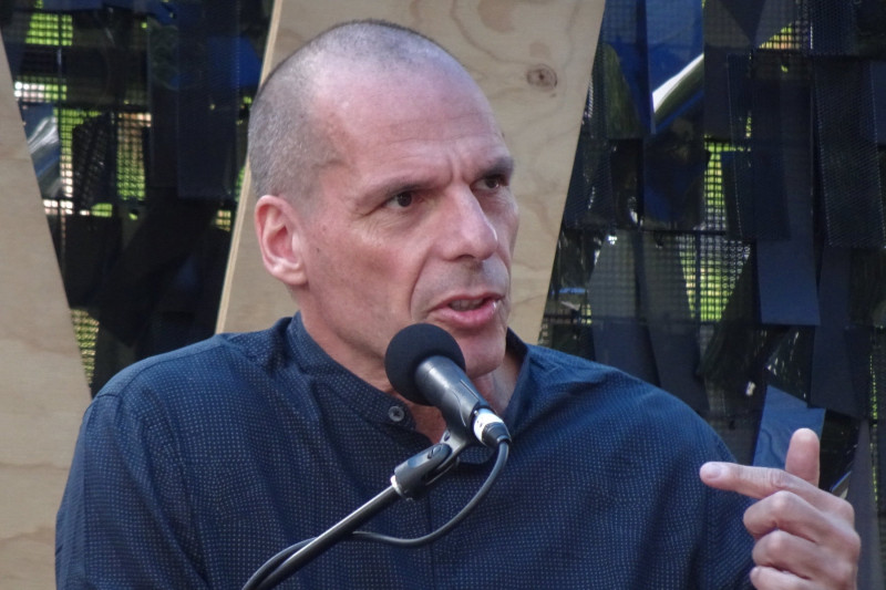 🗣️@yanisvaroufakis: 'A todo el sistema político alemán 🇩🇪les digo': ‼️Os acusamos de trivializar los 80 años de limpieza étnica de los palestinos por parte de Israel y la construcción de un férreo sistema de #apartheid en #Israel-#Palestina. 📢Os acusamos de trivializar el…