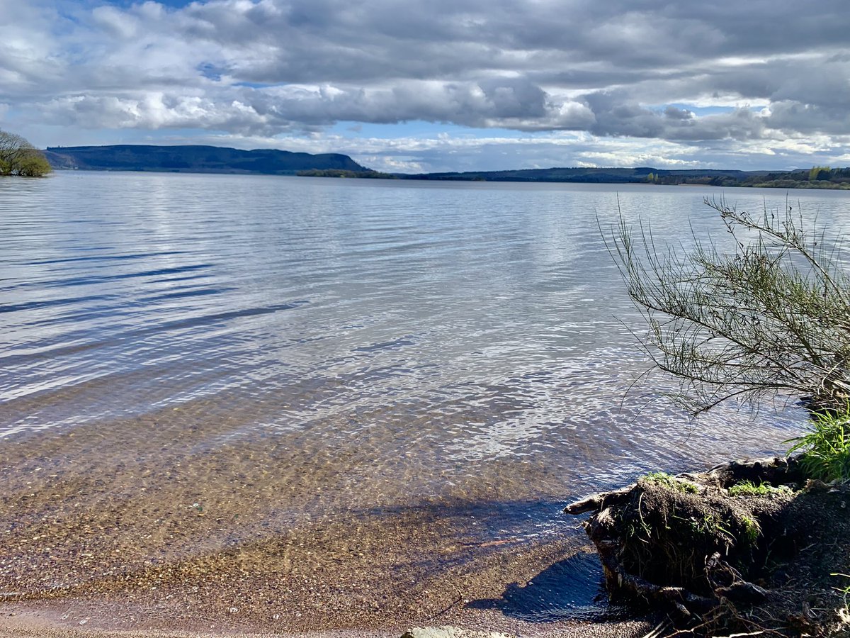 Restful afternoon walking and reading by the water after a morning of intense Scottish history… ☀️ 😎 Loch Leven is so incredibly clear in the sunshine!