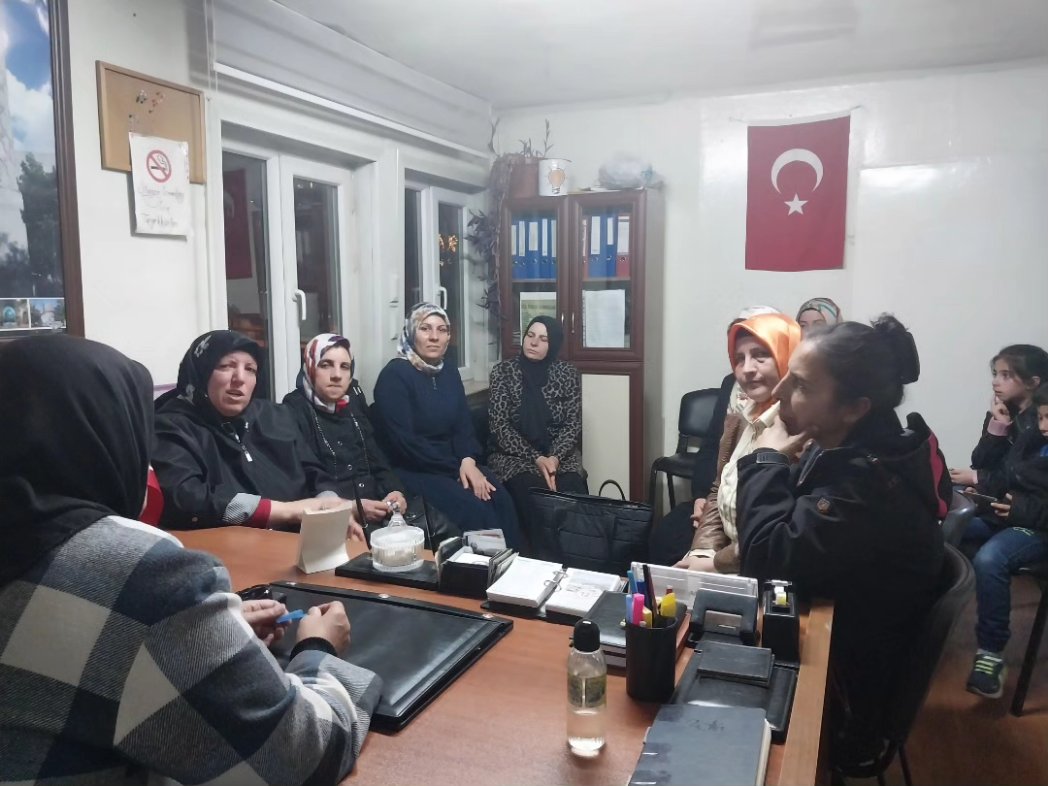 Suna Dolayman (@sdolayman) on Twitter photo İlçe Kadın Kolları Başkanımız Sn. <a href="/saniye_tokce/">Saniye Tokçe</a> hanım efendinin katılımı ile mahallemiz kadın kolları yönetim kurulu toplantısı gerçekleştirildi. Hayırlara vesile olsun.
<a href="/RTErdogan/">Recep Tayyip Erdoğan</a> <a href="/Akparti/">AK Parti</a> <a href="/erkankandemir/">Erkan Kandemir</a>
<a href="/aysekesir/">Ayşe Keşir 🇹🇷🇹🇷🇹🇷</a> <a href="/YildizGungor4/">Yıldız GÜNGÖR</a>
<a href="/avibrahimK/">İbrahim KÜÇÜKOĞLU</a> <a href="/HaktanOmeroglu/">Haktan Ömeroğlu</a>
<a href="/avbeyzasaltuklu/">Av.Beyza Saltuklu Özdemir</a> İlçe Kadın Kolları Başkanımız Sn. <a href="/saniye_tokce/">Saniye Tokçe</a> hanım efendinin katılımı ile mahallemiz kadın kolları yönetim kurulu toplantısı gerçekleştirildi. Hayırlara vesile olsun.
<a href="/RTErdogan/">Recep Tayyip Erdoğan</a> <a href="/Akparti/">AK Parti</a> <a href="/erkankandemir/">Erkan Kandemir</a>
<a href="/aysekesir/">Ayşe Keşir 🇹🇷🇹🇷🇹🇷</a> <a href="/YildizGungor4/">Yıldız GÜNGÖR</a>
<a href="/avibrahimK/">İbrahim KÜÇÜKOĞLU</a> <a href="/HaktanOmeroglu/">Haktan Ömeroğlu</a>
<a href="/avbeyzasaltuklu/">Av.Beyza Saltuklu Özdemir</a>