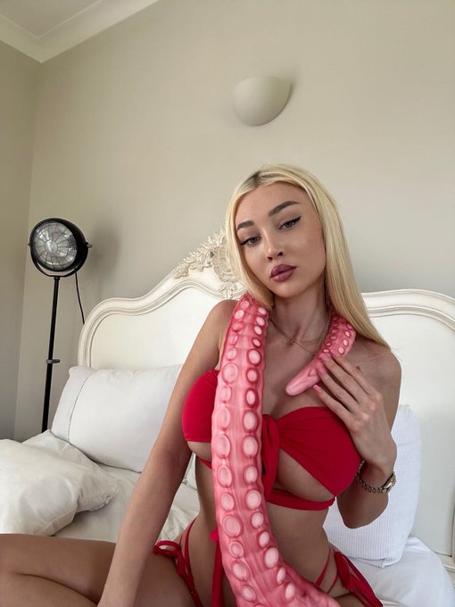 which hole should i put this in first? 🐙 https://t.co/O5wtUBldSA