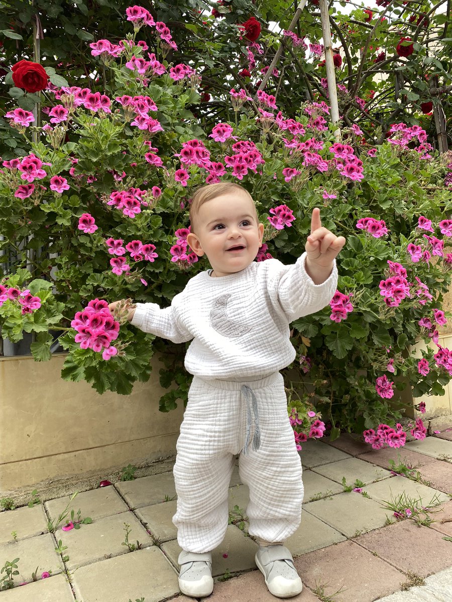 bu kadar büyümen şaka mı? 🧿🌸 
#AlpinAylis1yaşında