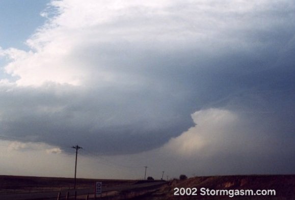 STORY THREAD 1/ #weatherpicofday Low precipitation (LP) supercell over rural ranchland near the community of Freedom, Oklahoma OTD 22 years ago, 17 April 2002. This was an incredibly fun & special chase for @StormgasmJim, @Thomascat81, & I #OKwx