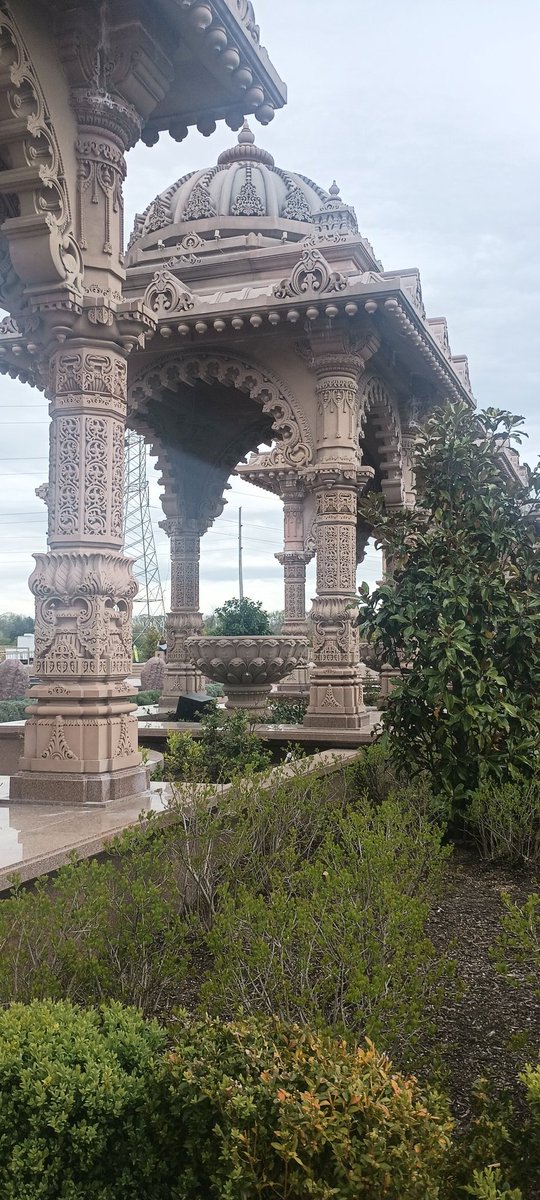 ik no one cares but that hindu temple was so fucking gorgeous. and everything marble was handcarved by artists in india 😩