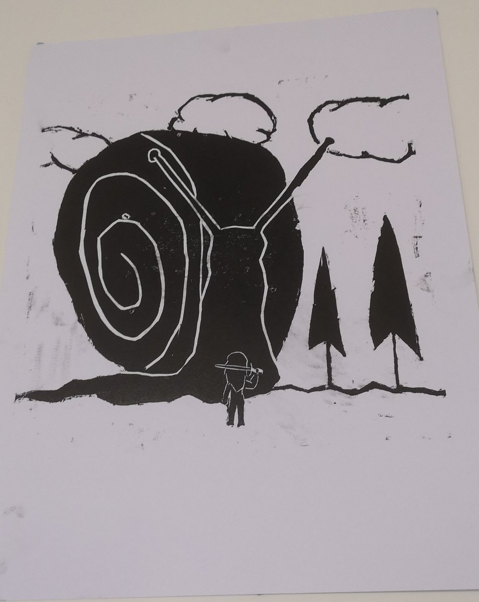 Working on this the past few weeks and really glad how this first round of prints came out might try again in a few days to see if I can get a cleaner result 

#snail #reliefprint #woodblockreduction #monoprint #blackandwhite #smallartist #snailart