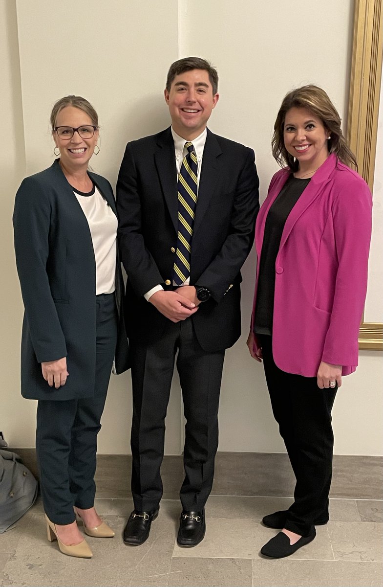 #TeamDED's Acting Director Michelle Hataway enjoyed visiting with @GreaterSTLinc during their annual Day at the State Capitol. We appreciate partners like GSL for championing economic development priorities while working alongside us in #HelpingMissouriansProsper!