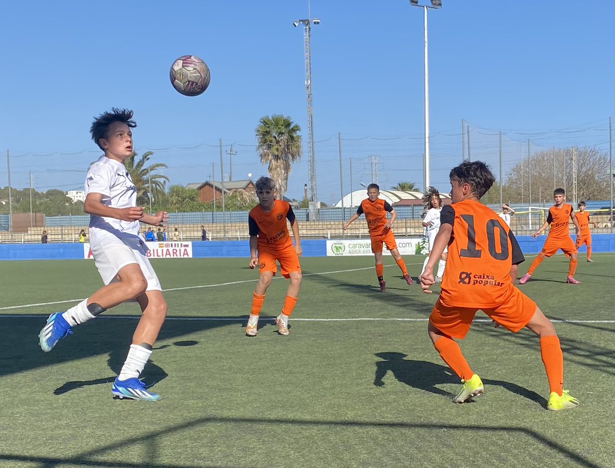 Partidazo espectacular del ALEVIN A @CFCRACKS de Liga Preferente ante el líder @tcf_oficial con 3-3 final en el marcador. Los chicos de OLI y SAMU remontan un 0-3 en contra y a punto están de llevarse la victoria. VAMOS CRACKS!!! ⚽️👏👏👏