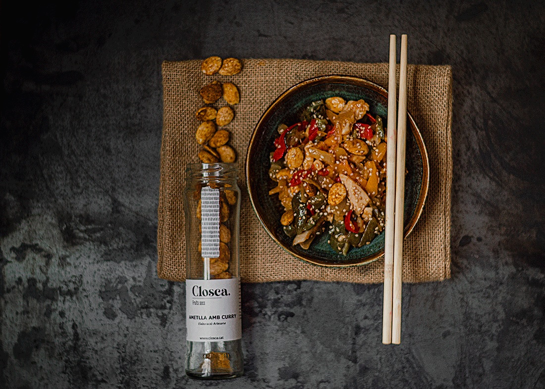 Wok de pollo y verduras con almendras al curry dlvr.it/T5f4KB