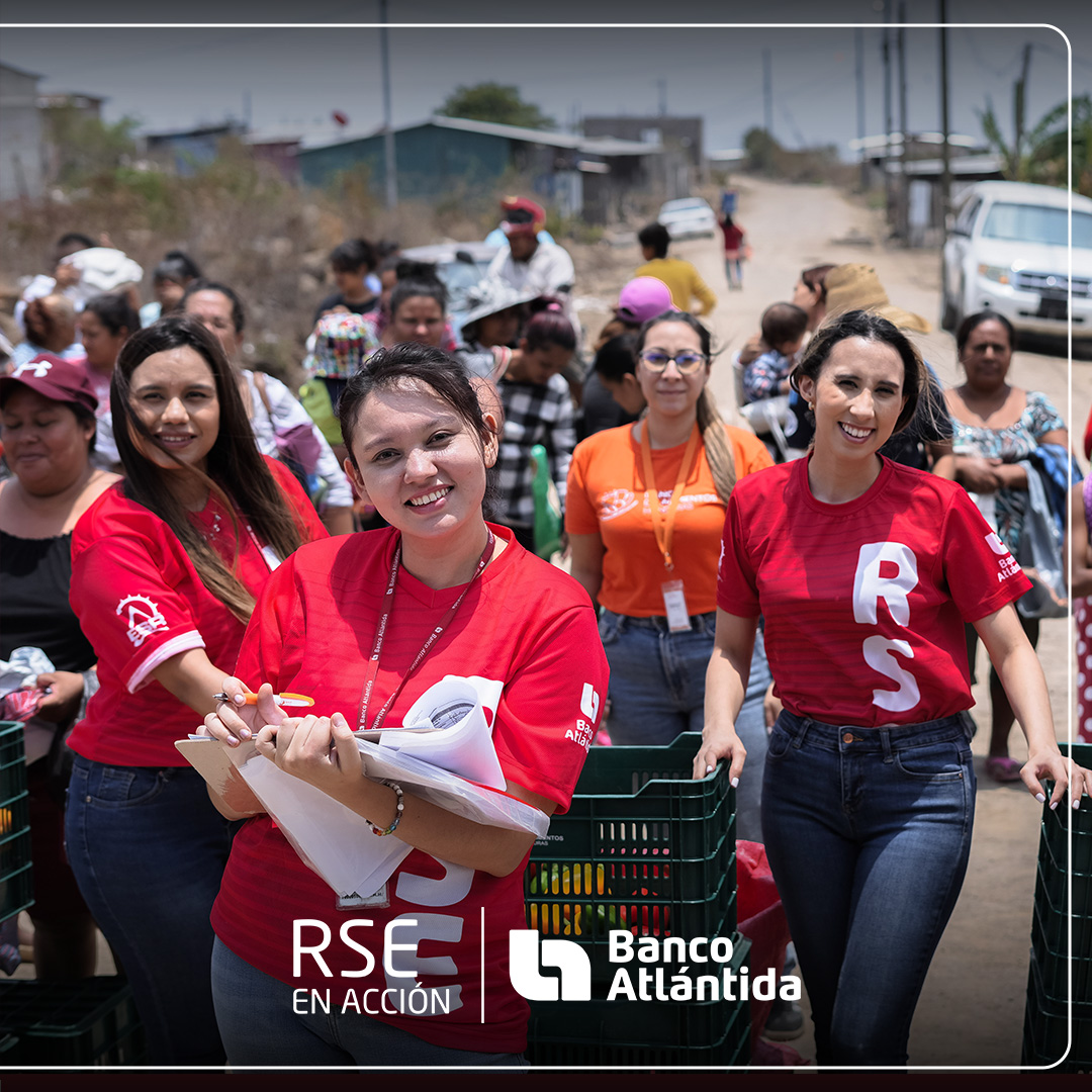 Más de 20 voluntarios de Banco Atlántida se unieron beneficiando a más de 100 familias de El Amatillo con los programas “Kilómetros de Nutrición” y “Rescatando Kilos de Amor” de @BancodeAlimentoshn. #RSEEnAcción #BancoAtlántida #ImaginaCreeTriunfa
